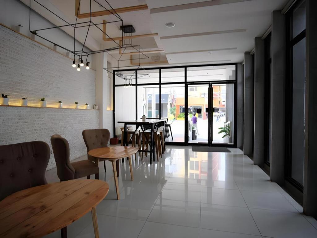 Cuarto Hotels Cebu Exterior photo